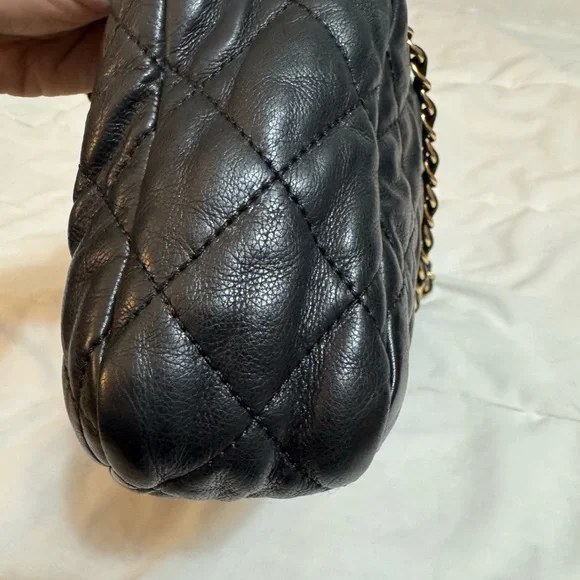 Black calfskin leather Chanel shoulder bag, gold hardware all round series 15 - Picture 10 of 15